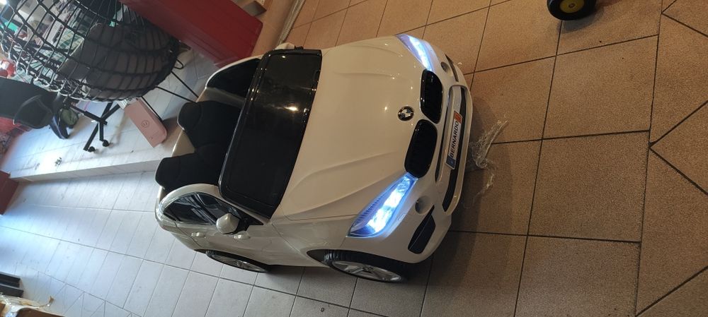 BMW X6 elétrico criança