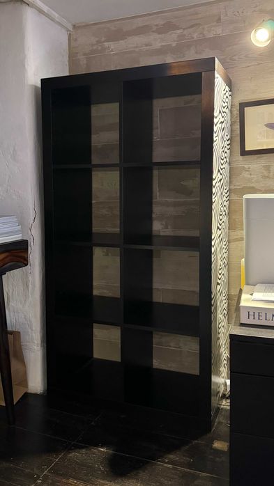 Móvel com 8 compartimentos