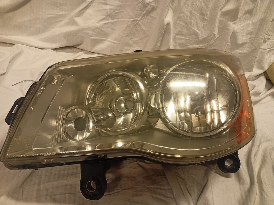 Chrysler Town lampa przód