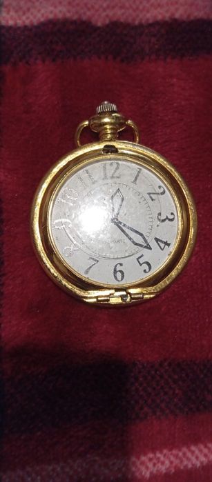 Relógio antigo dourado