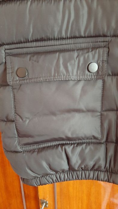 Чорна осіння стьобана куртка