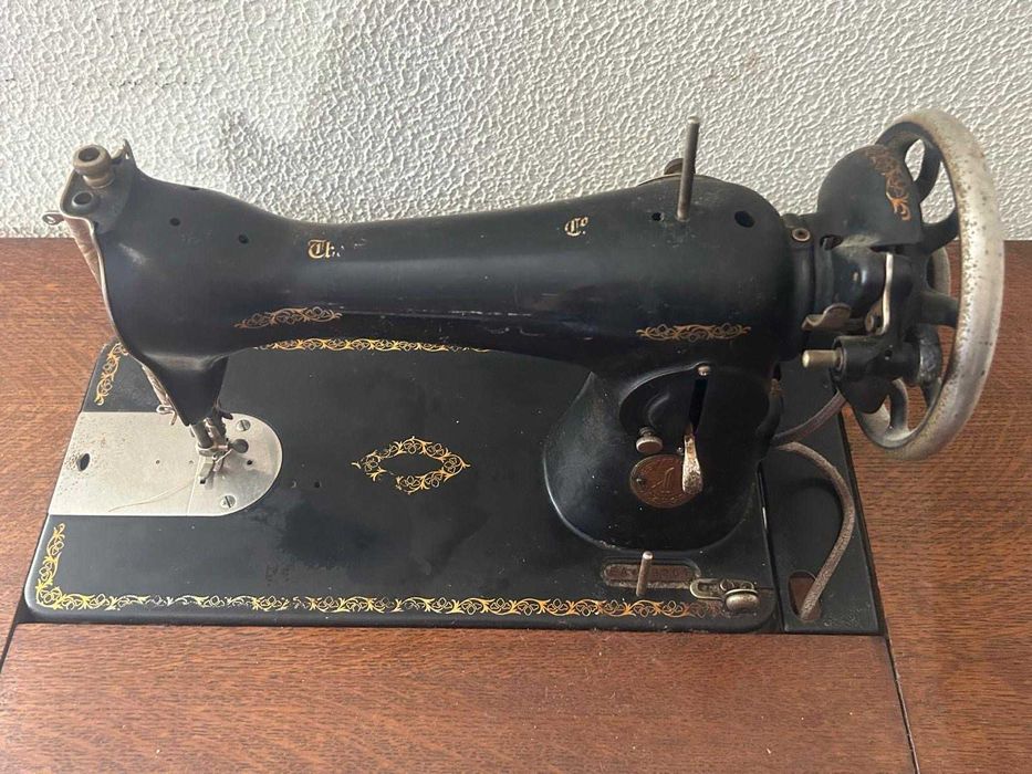 Máquina de Costura Singer com móvel ( muito Antiga )