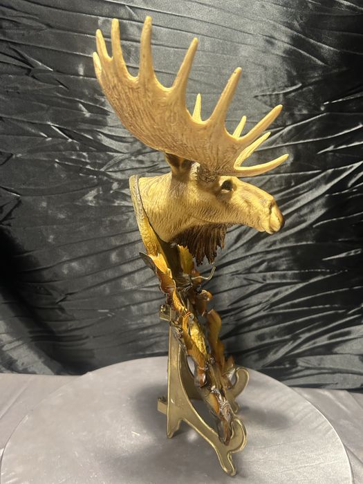 Zawieszka ścienna – łoś wśród liści dębu –  haczyk w stylu myśliwskim