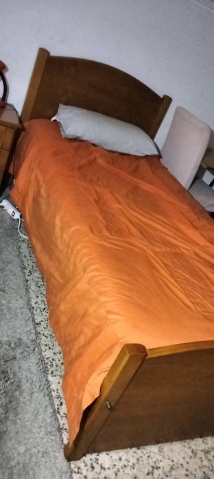 Cama de solteiro com mesinha de cabeceira