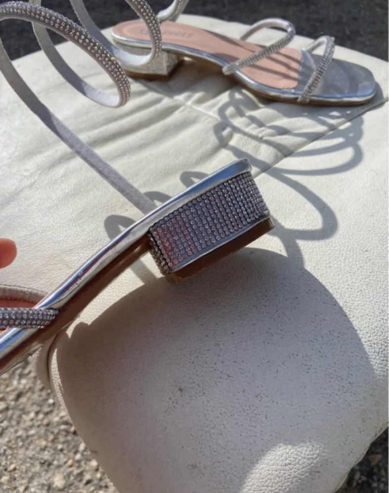 Sandalias Prateadas com Espiral de Strass