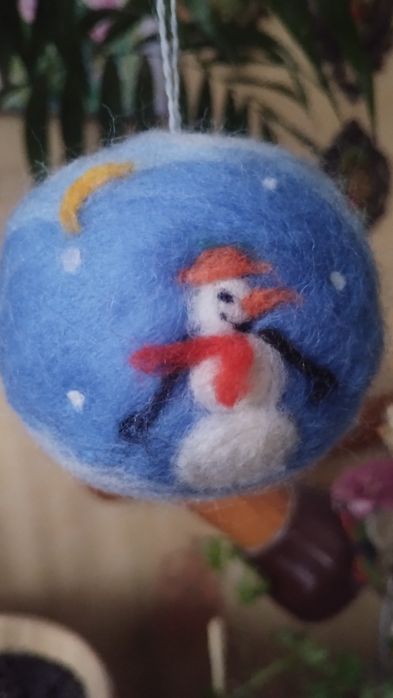 Іграшка новорічна з валяної шерсті.