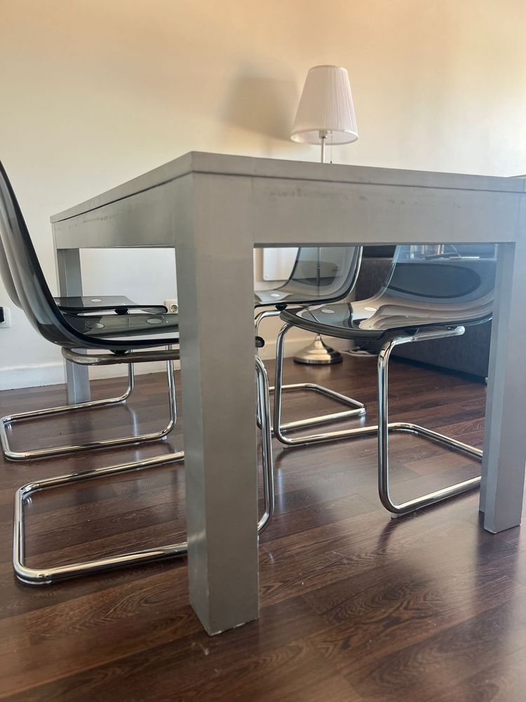 Mesa prateada com tampo de vidro