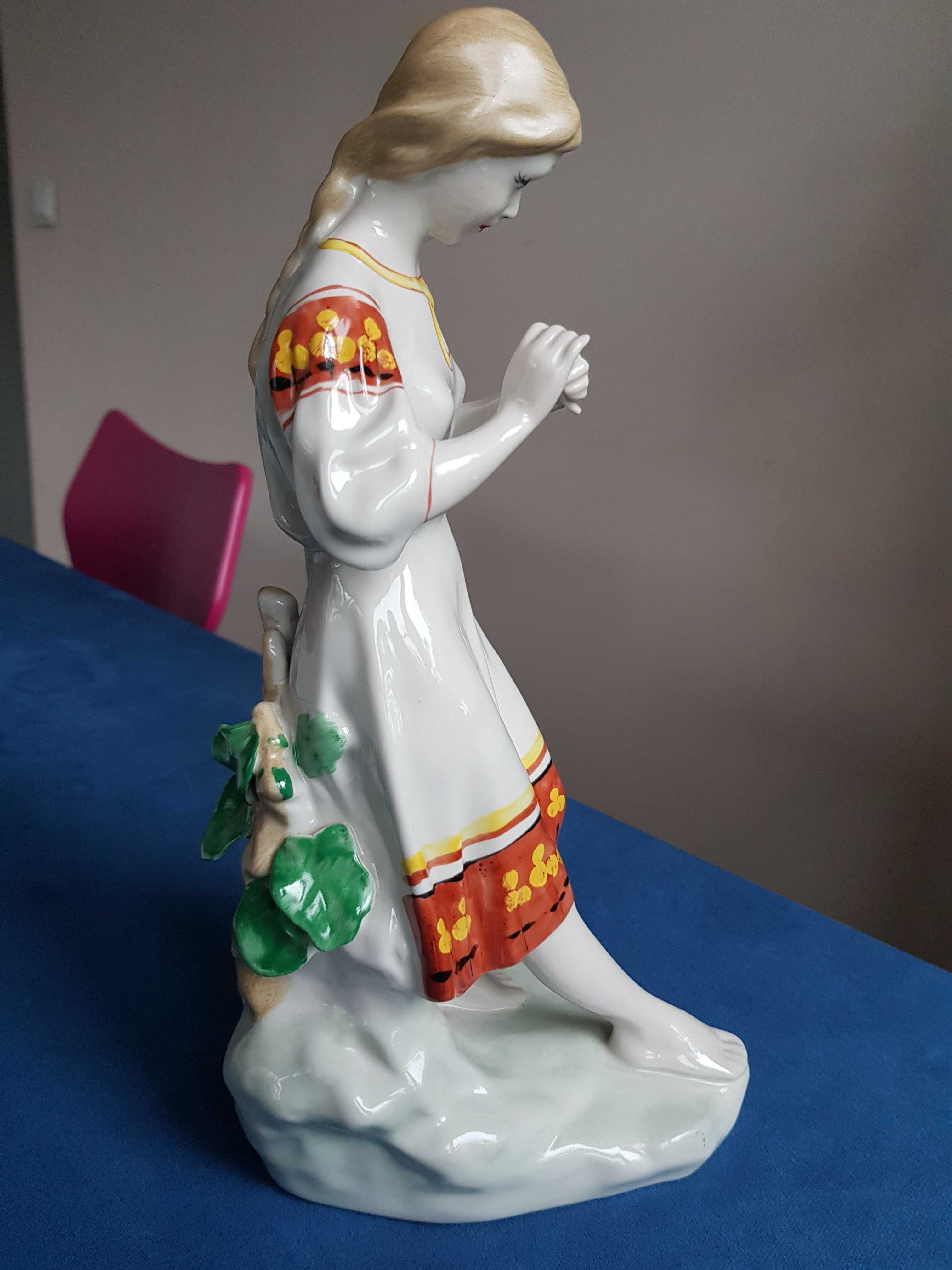 Połonne dziewczyna z rumiankiem porcelana figurka