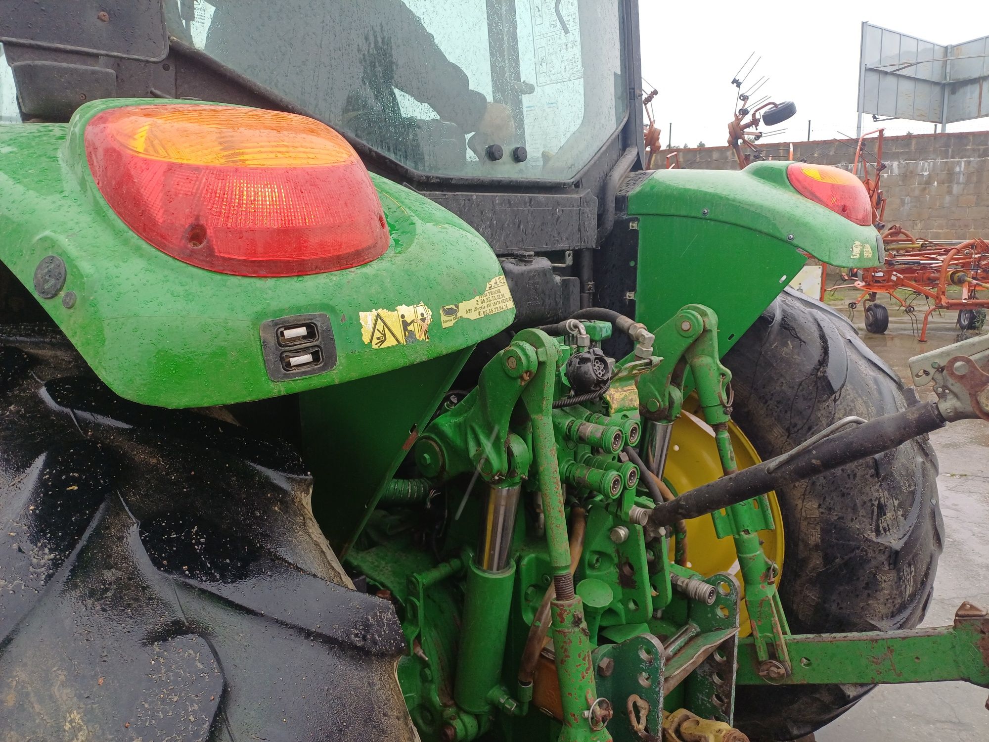 Ciągniki John Deere 6120 z ładowaczem -sprowadzony