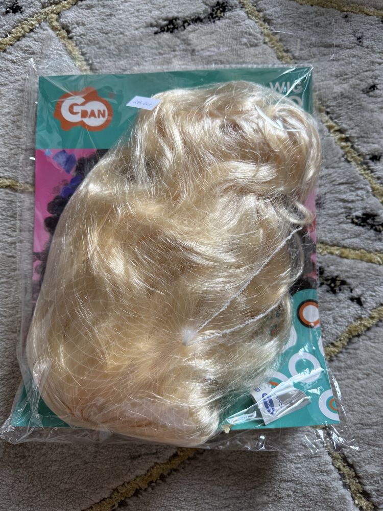 Peruki afro i długie blond włosy