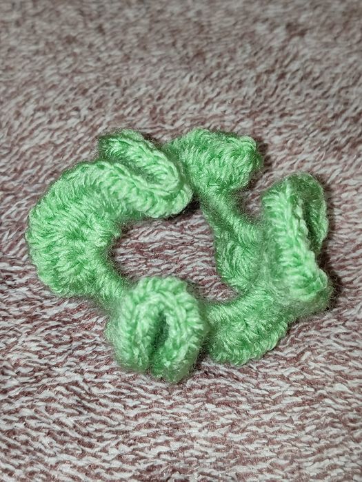 Zielona jasna gumka scrunchie ręcznie robiona na szydełku handmade
