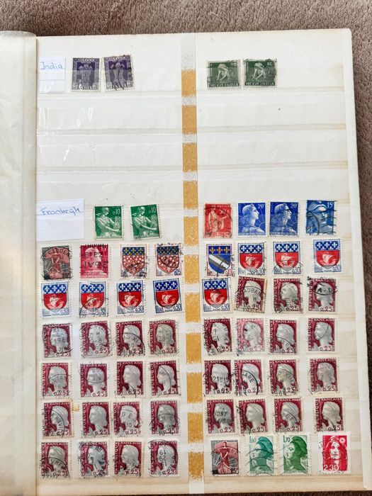 Альбомы с марками всего мира