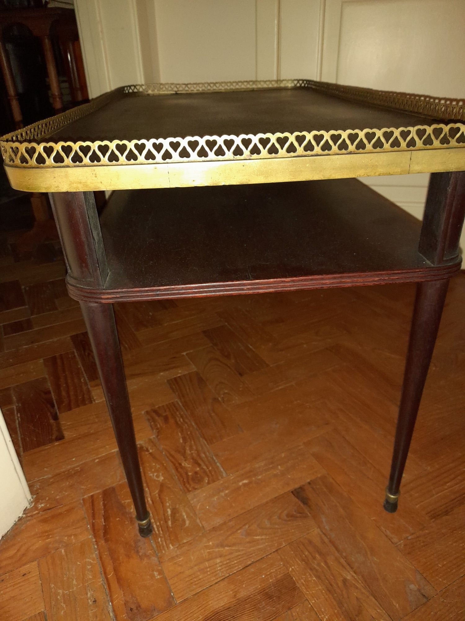 Mesa de centro com prateleira em baixo