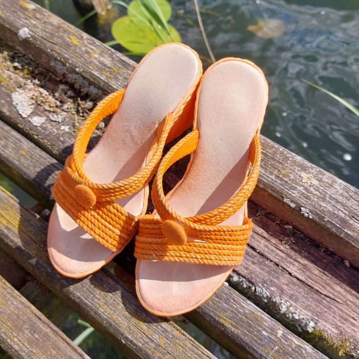 Pomarańczowe plecione klapki na koturnie 36