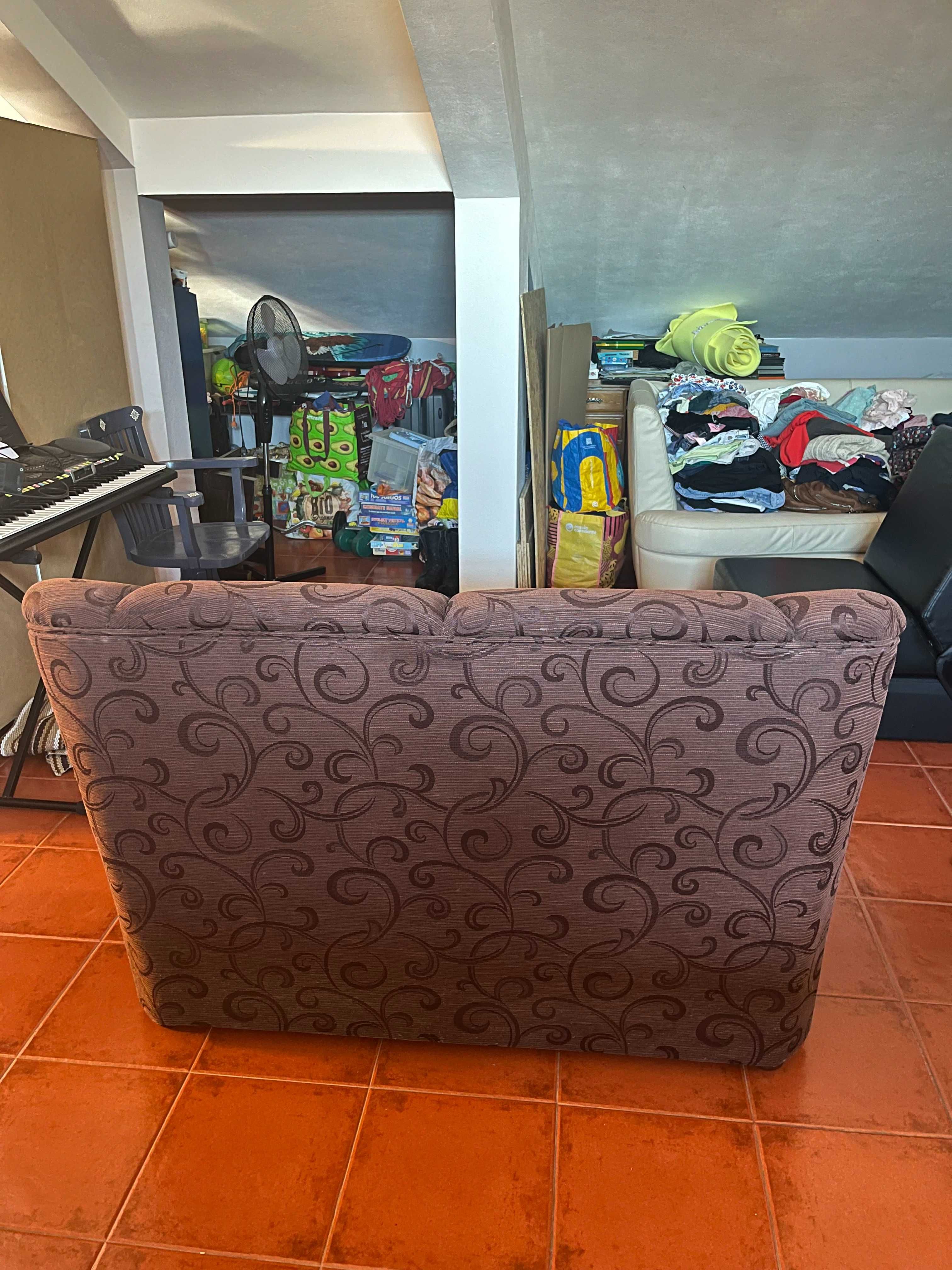 Sofá castanho com padrão novo