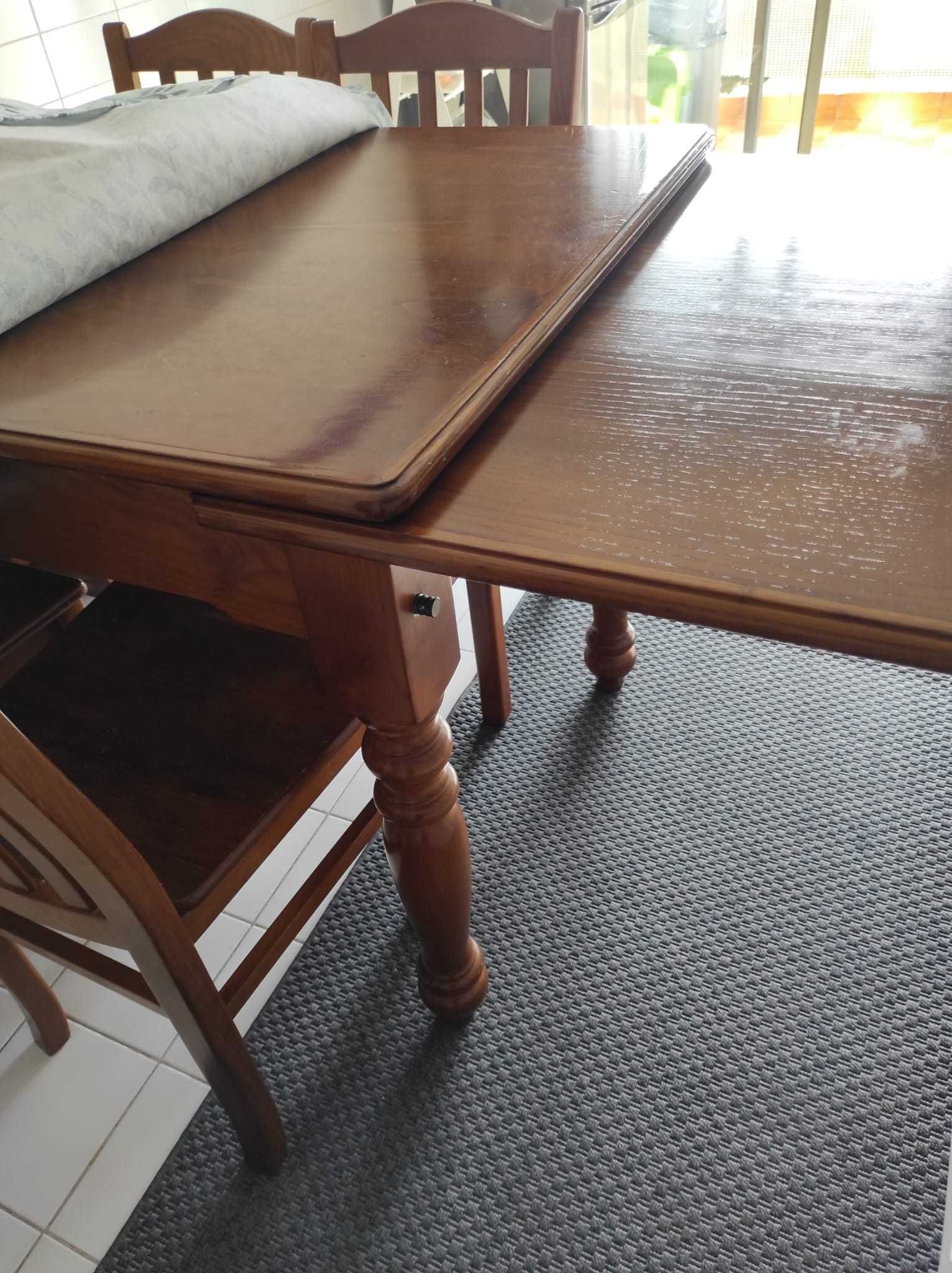 Conjunto de mesa, 4 cadeiras e 2 bancos em Mogno, 400€