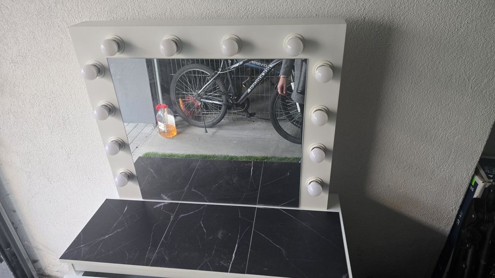 Toaletka biała z lustrem