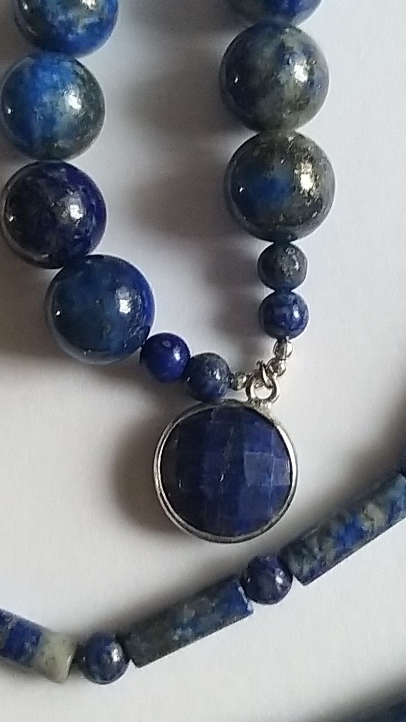 Naszyjnik z kamienia lapis lazuli.