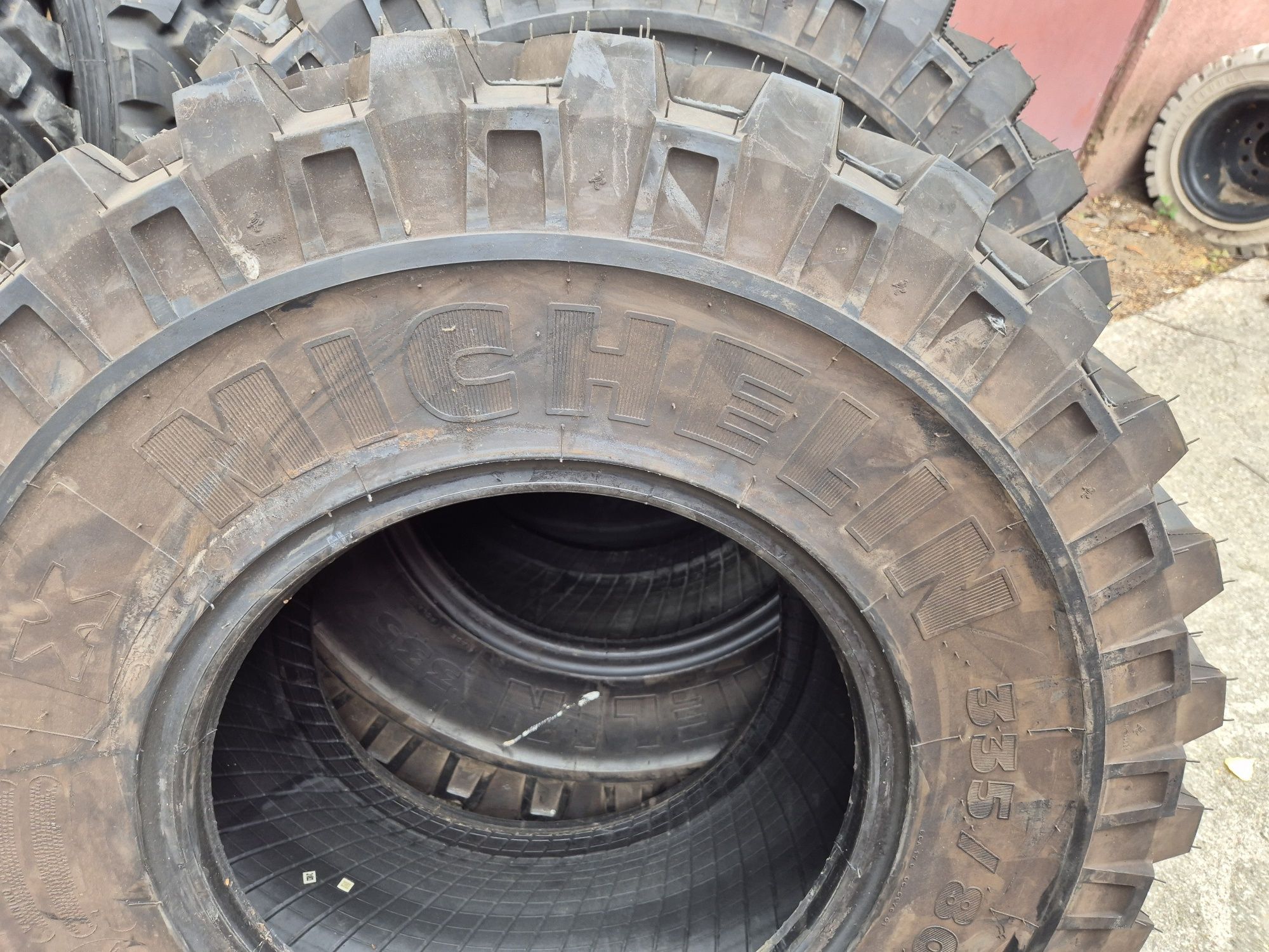 Opony 335/80r18  340/80r18  12.5r18 Michelin