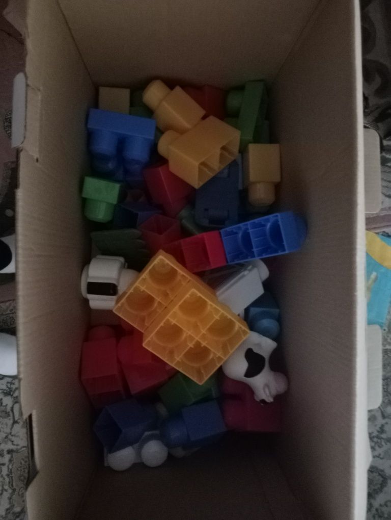 Caixa com legos para bebé