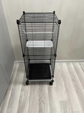 Простора металева клітка для папуги