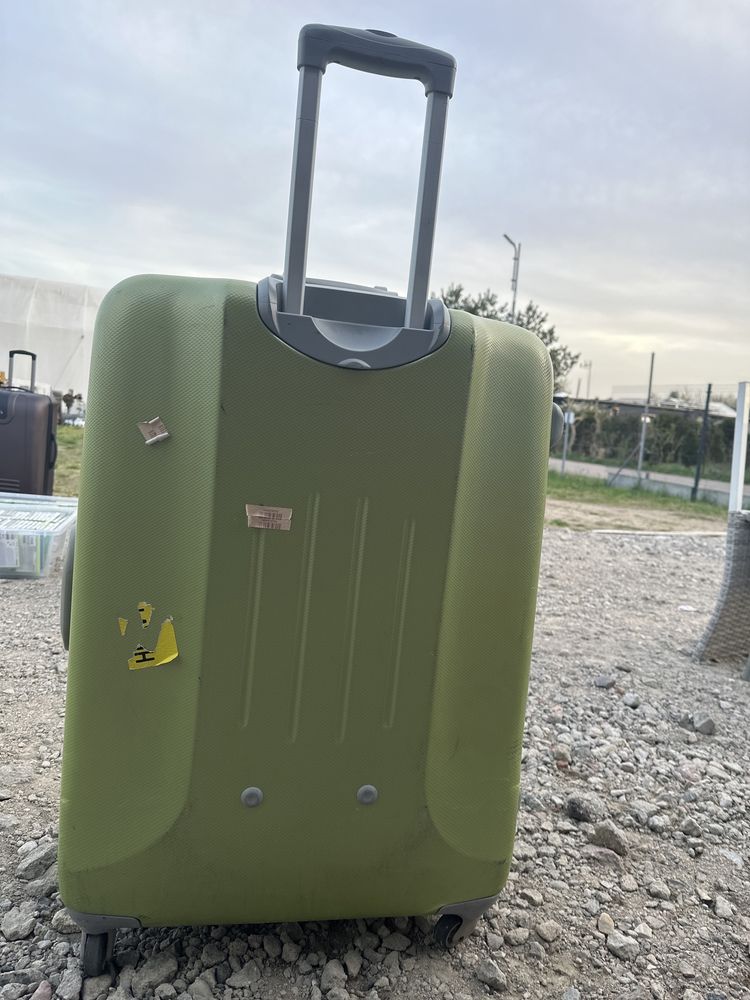 Transport wniesienie zadbana duża walizka solidna