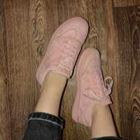 Розовые замшевые кроссовки