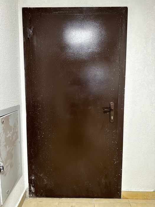 Продам железные ( металические ) двери в комплекте коробка ручка замок