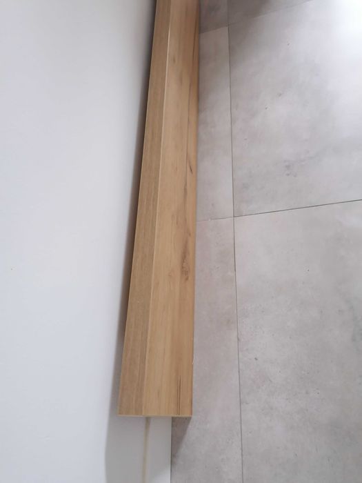 Półka w kolorze dębu