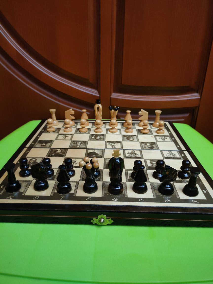 Коробка родная, деревянные резные 35х35см. Шахматы из Германии.