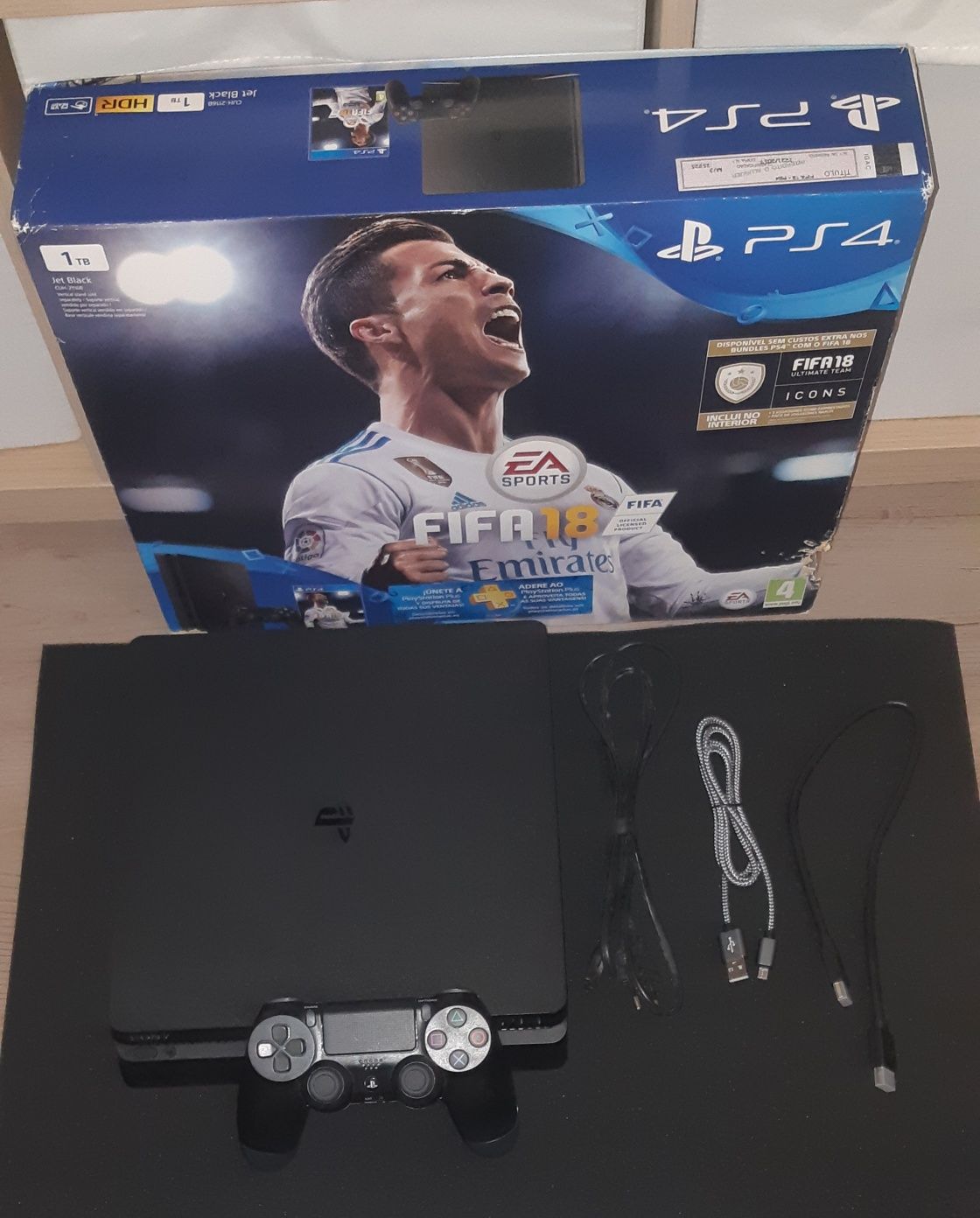 Ps4 Slim 1000 GB Na Caixa com 1 Comando e 5 Jogos.