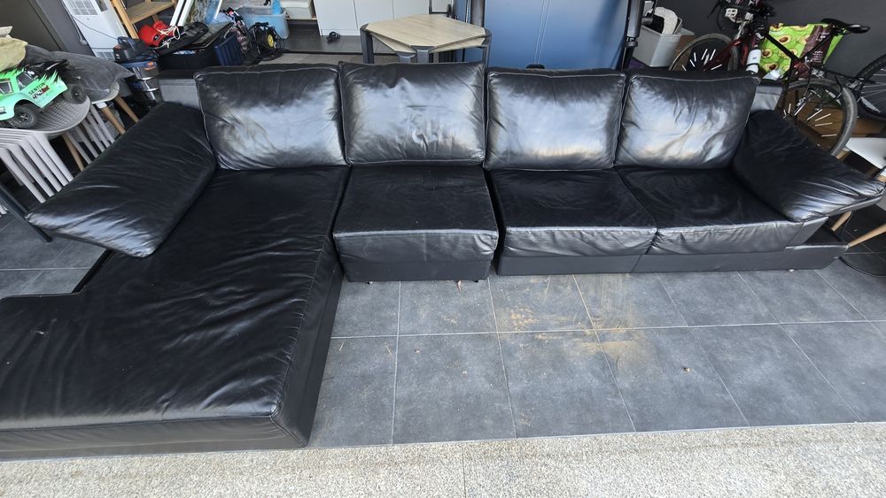 Sofá com 4 lugares em pele preto