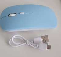 Безпровідна блакитного кольору комп'ютерна мишка по блютузу. Здійснюєт