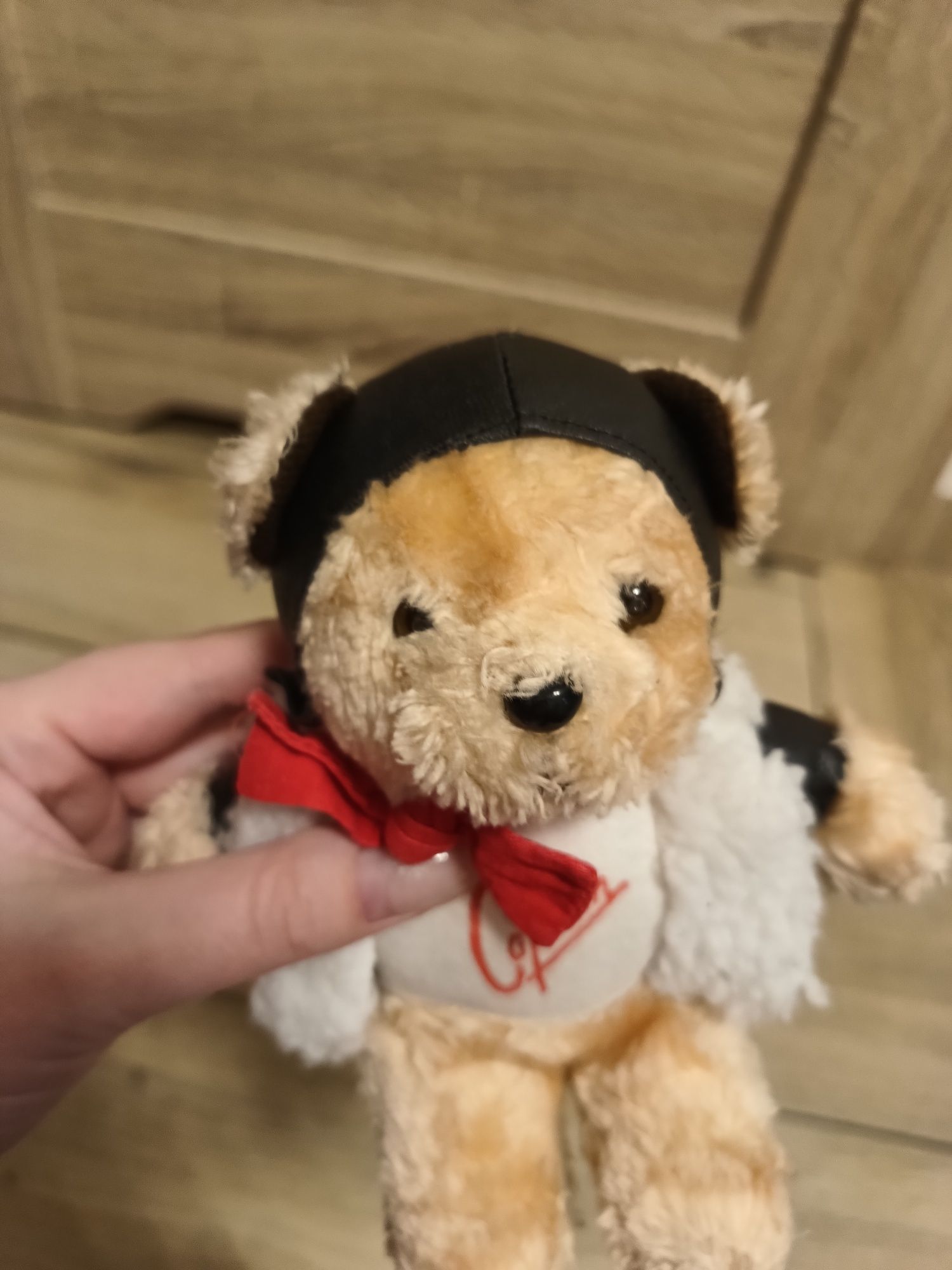 Mały uroczy miś kapitan pilot w ubranku zabawka przytulanka maskotka