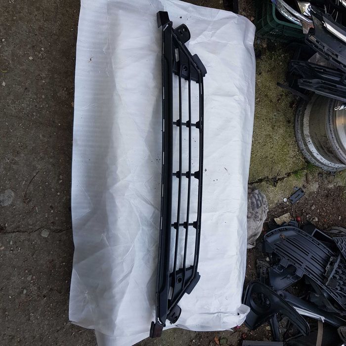 kratka środkowa zderzak przód Volvo V60 S60 II