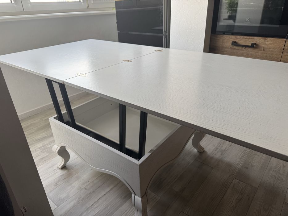 Розкладний стіл білого кольору