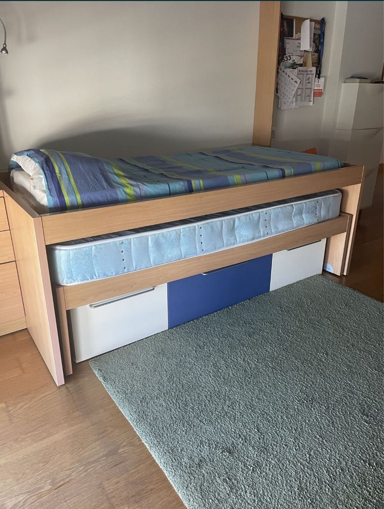 Taoete de quarto azul em bom estado