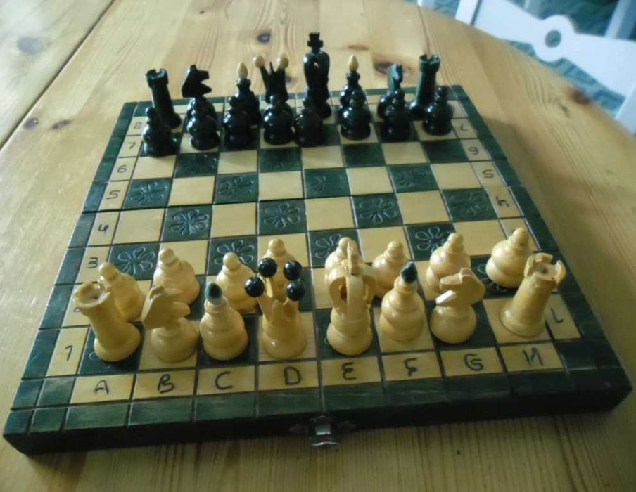 Szachy -Stare zgrabne z zielonkawą szachownicą