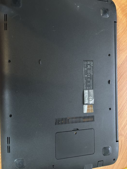Asus R556L - uruchamiajacy sie