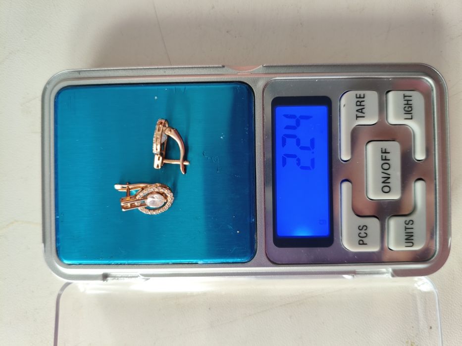 Продам золотые серьги