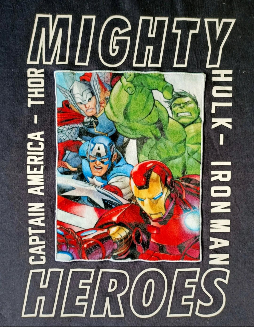 Next Granatowy t-shirt dla chłopca z bohaterami filmu Avengers Marvela