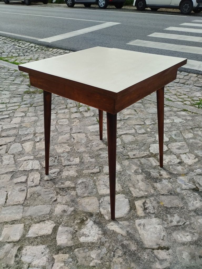 Mesa em madeira e tampo em fórmica