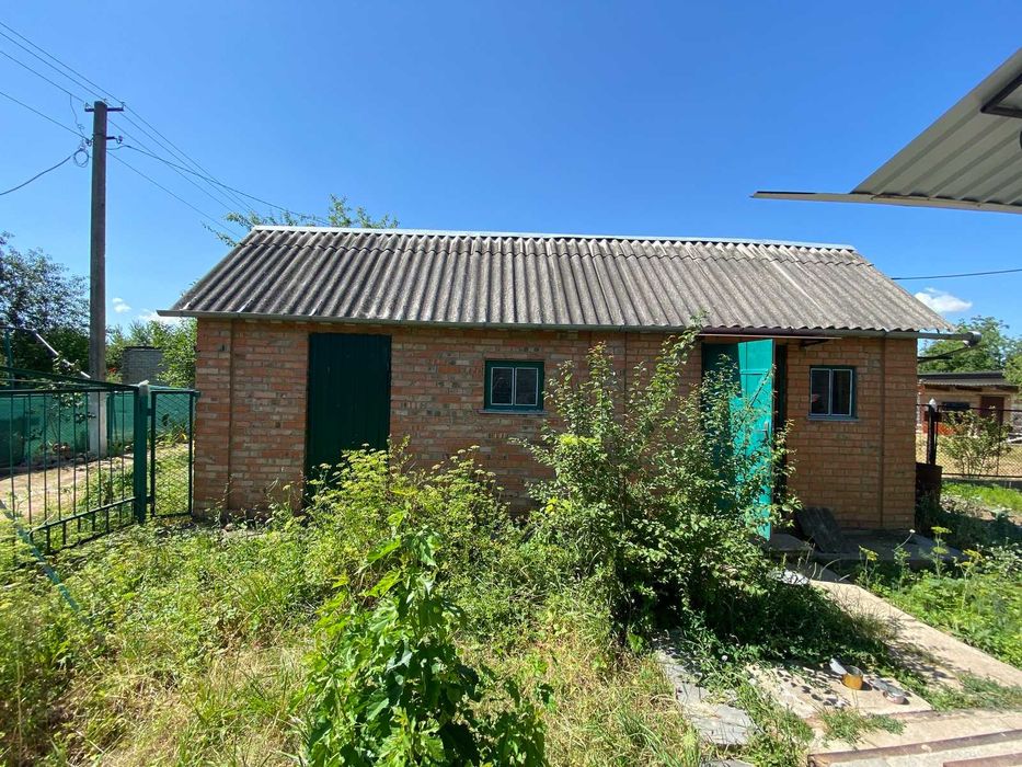 Продається дачний будинок з гаражем у мальовничому місці!