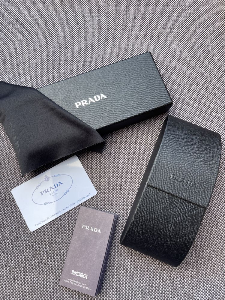 Солнцезащитные очки Prada