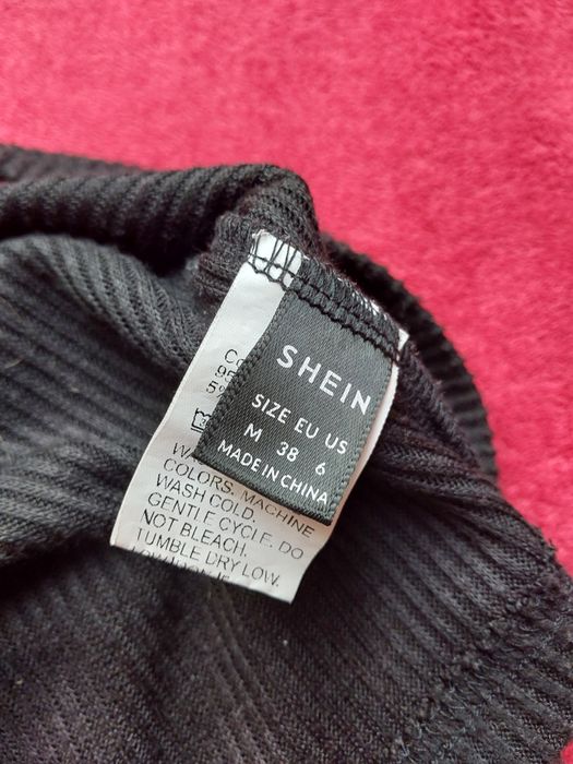 Czarny prążkowany crop top shein