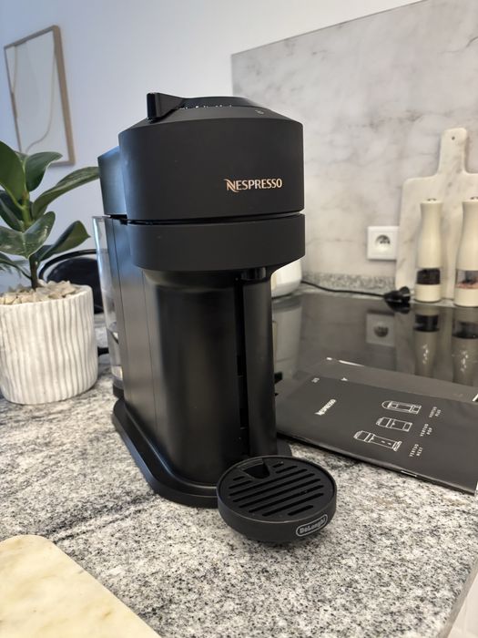 Czarny ekspres na kapsułki Nespresso DeLongi Vertuo Next