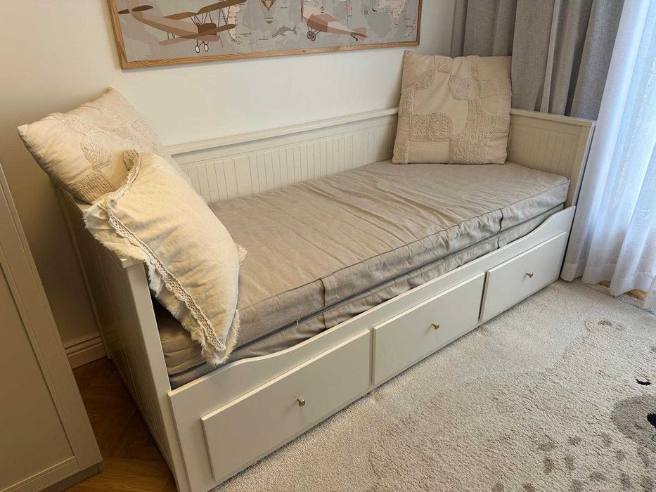 Rozkładane łóżko Hemnes z 3 szufladami i materacami