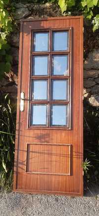 Barias portas e janelas completas