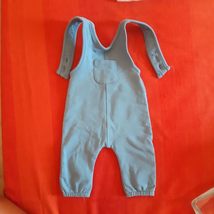 Jardineira azul com bolso