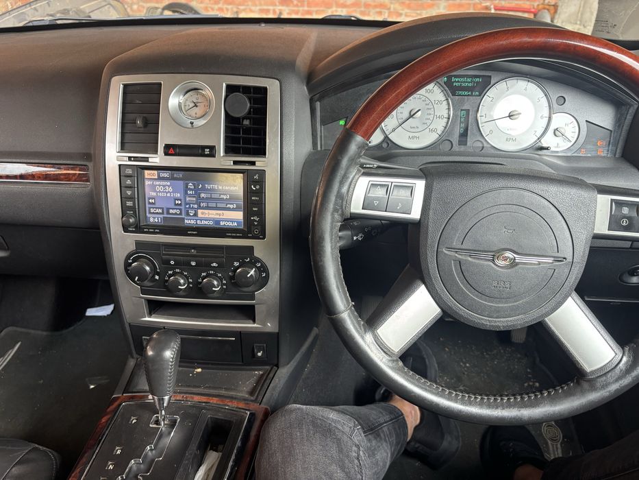 Chrysler 300c Автомагнитола.